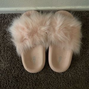 Fuzzy light pink slides